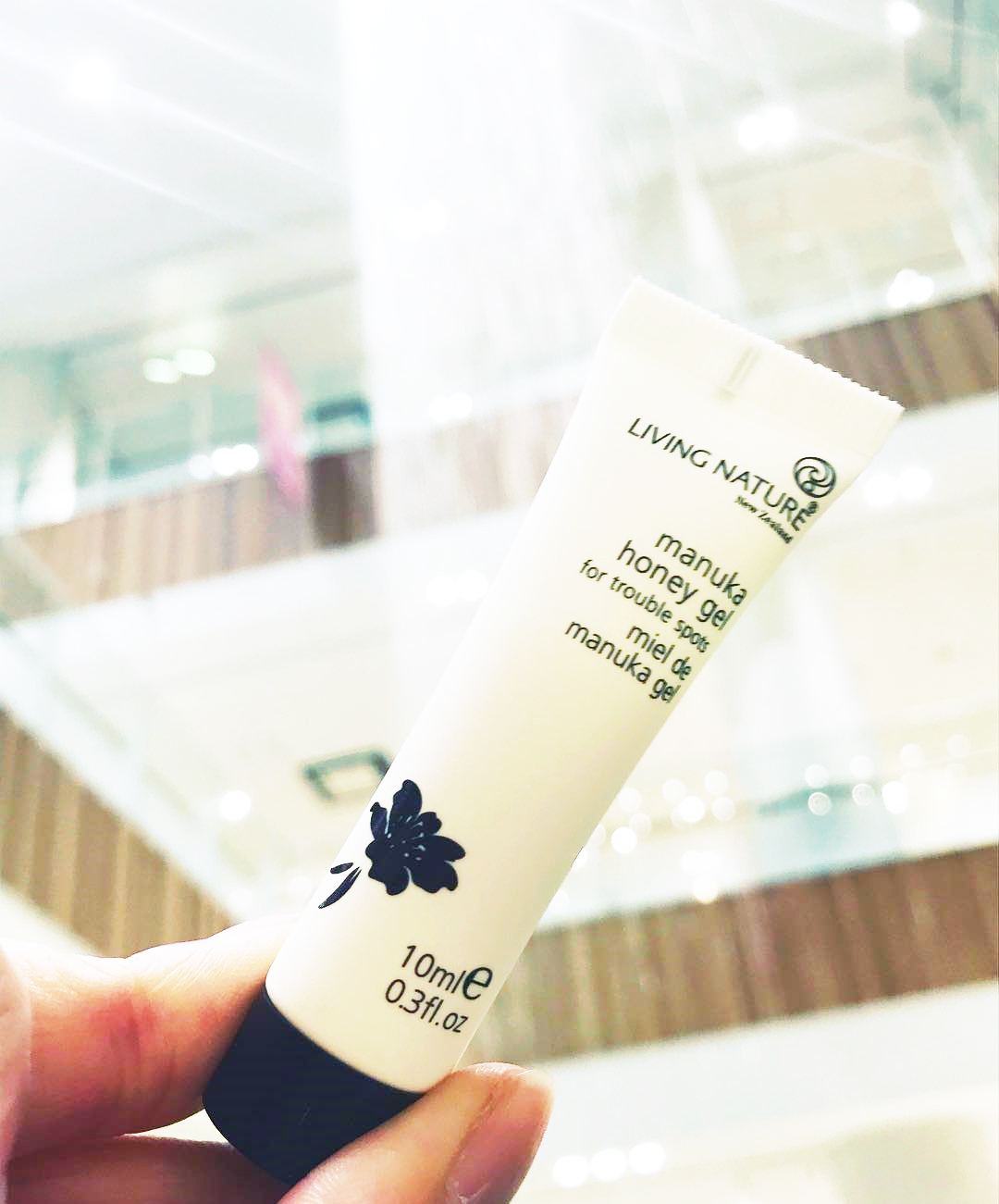 Gel trị mụn Manuka Honey có thiết kế nhỏ gọn tiện dụng