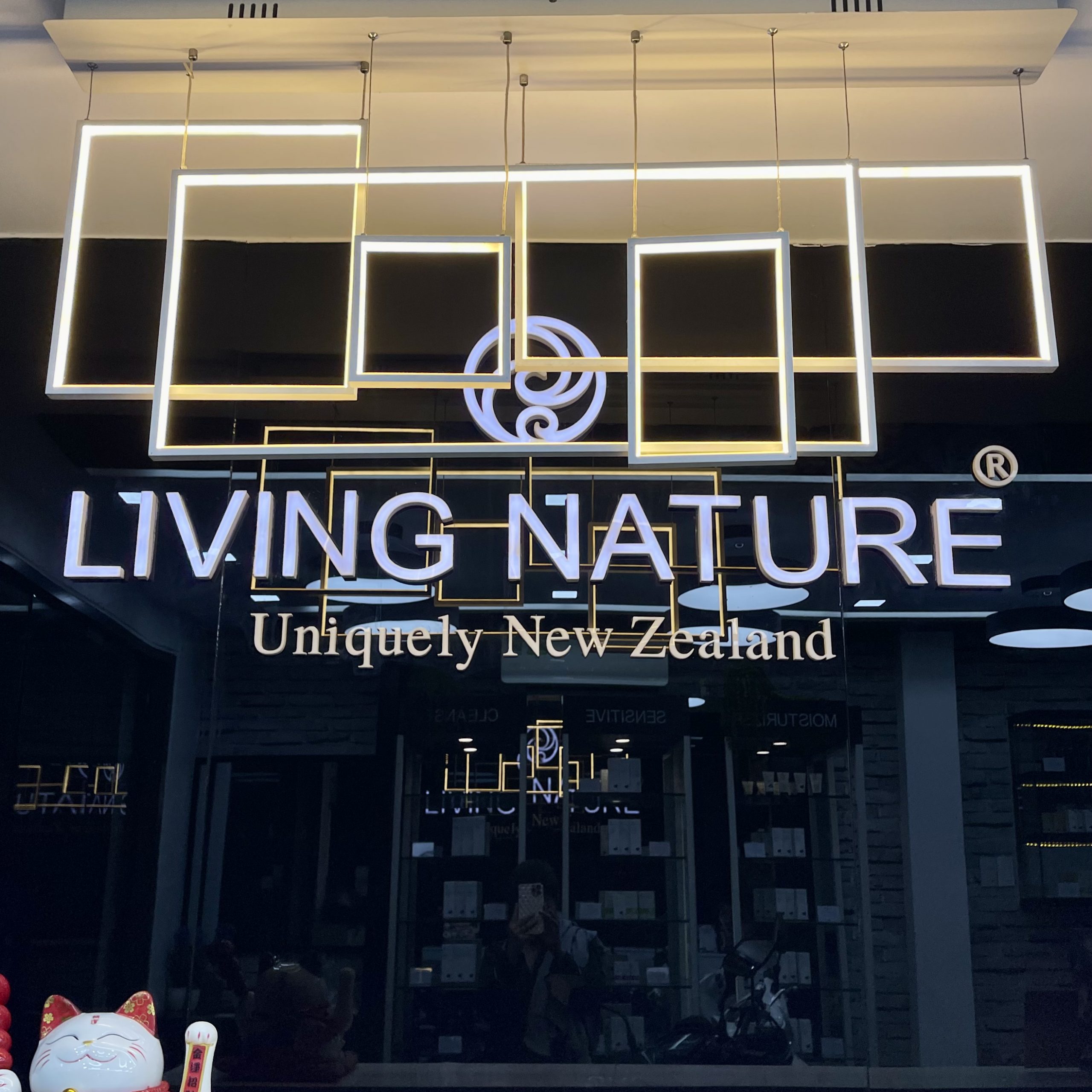 RE-OPENING SHOWROOM LIVING NATURE
